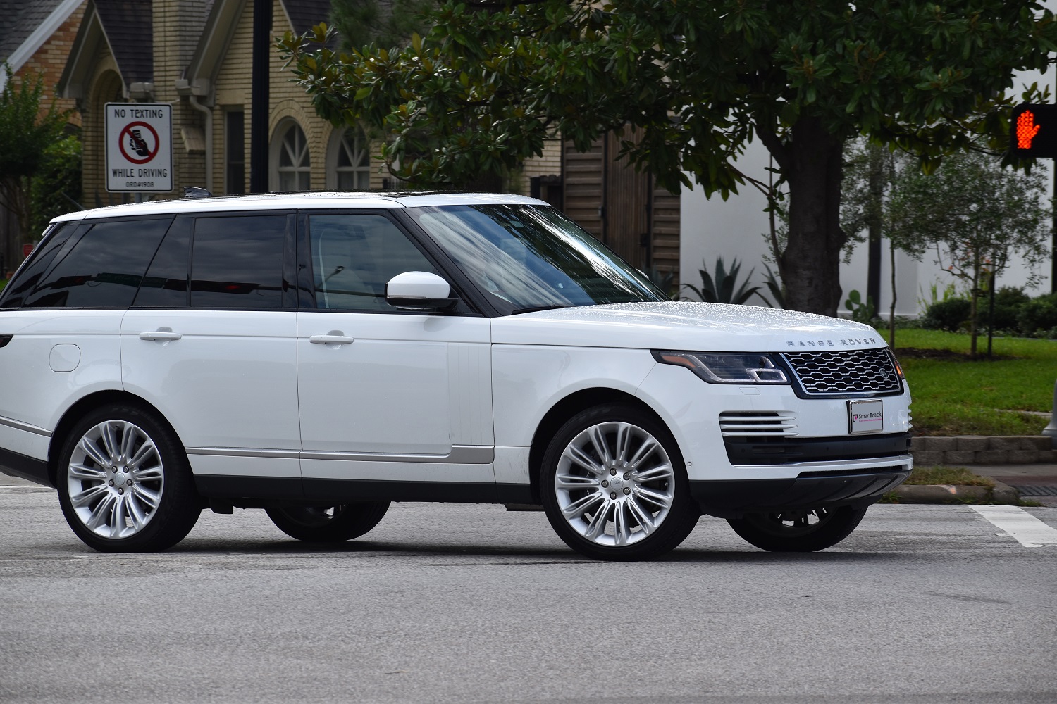 assets/page-top-graphics/Range-Rover-White-002.jpg